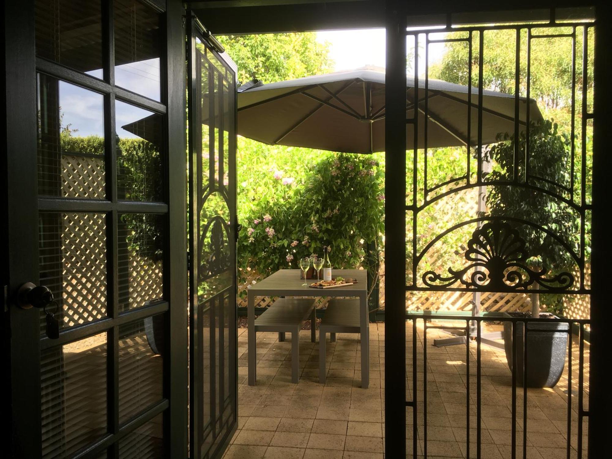 Wine And Roses Bed And Breakfast Аделейд Екстериор снимка